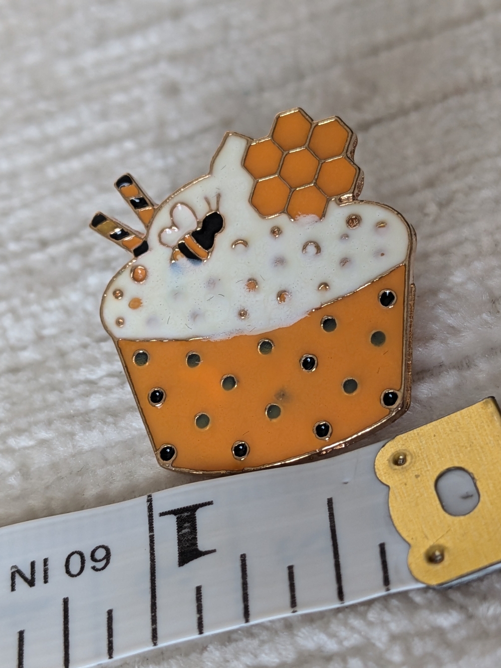 Honey Bee Metal Enamel Pins Set Of 5 Bumblebees Honey Pots Cupcake - Picture 8 of 10